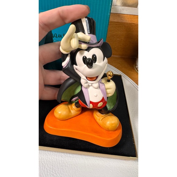 Walt Disney Classics Collection Other - WDCC Magician Mickey "On With The Show" 1997 Membership Sculpture‎